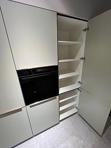 Exklusive Messeküche - Insel mit Kochfeld und Spüle - XL Schränke