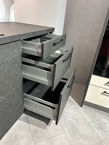 Moderne &amp; funktionale L-Küche in Marmor Nachbildung
