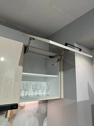 Moderne &amp; funktionale L-Küche in Marmor Nachbildung