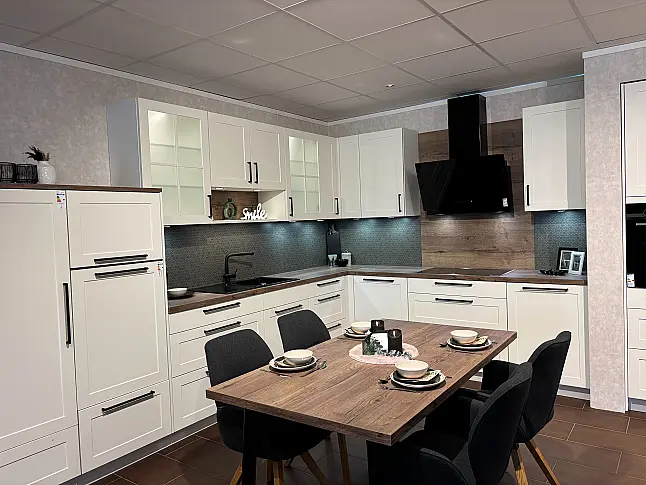 Moderne Landhausküche matt lackiert in weiß