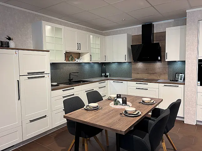 Moderne Landhausküche matt lackiert in weiß