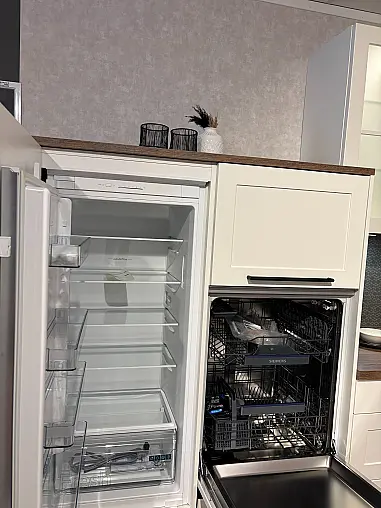 Moderne Landhausküche matt lackiert in weiß