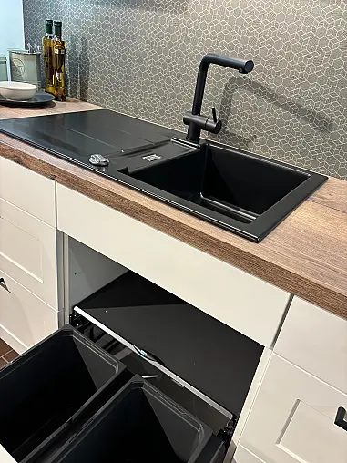 Moderne Landhausküche matt lackiert in weiß