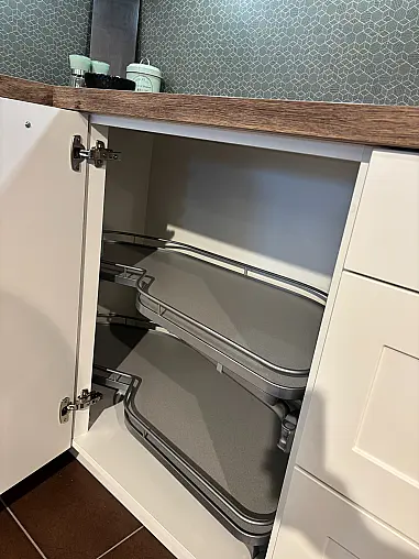 Moderne Landhausküche matt lackiert in weiß