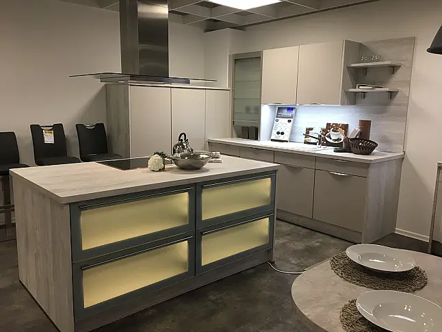 Moderne L-Küche mit Stauraum