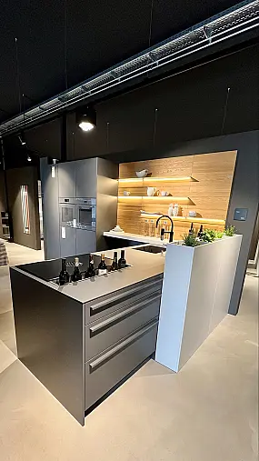 Musterküche von LEICHT in Carbongrau mit MIELE-Geräten + BORA PUXU2R