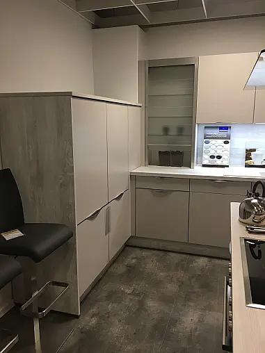 Moderne L-Küche mit Stauraum