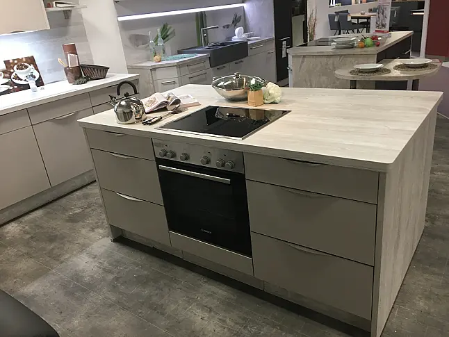 Moderne L-Küche mit Stauraum