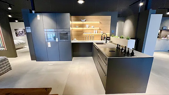 Musterküche von LEICHT in Carbongrau mit MIELE-Geräten + BORA PUXU2R