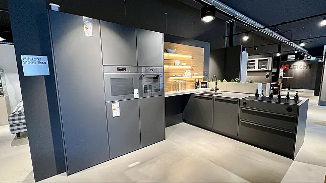Musterküche von LEICHT in Carbongrau mit MIELE-Geräten + BORA PUXU2R