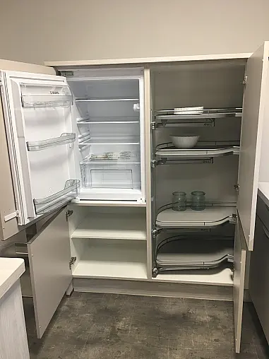 Moderne L-Küche mit Stauraum