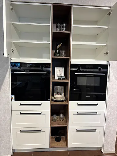 Moderne Landhausküche matt lackiert in weiß