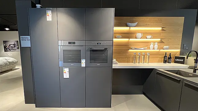 Musterküche von LEICHT in Carbongrau mit MIELE-Geräten + BORA PUXU2R