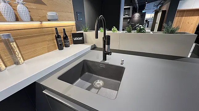 Musterküche von LEICHT in Carbongrau mit MIELE-Geräten + BORA PUXU2R