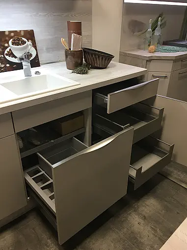 Moderne L-Küche mit Stauraum
