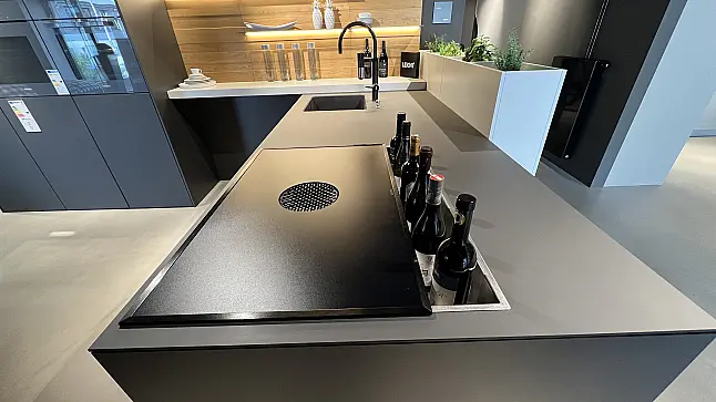 Musterküche von LEICHT in Carbongrau mit MIELE-Geräten + BORA PUXU2R