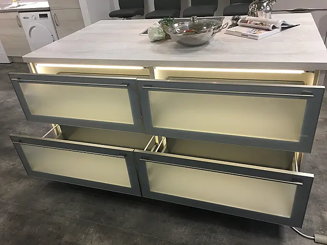 Moderne L-Küche mit Stauraum