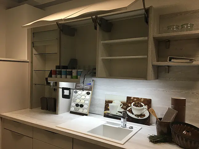 Moderne L-Küche mit Stauraum
