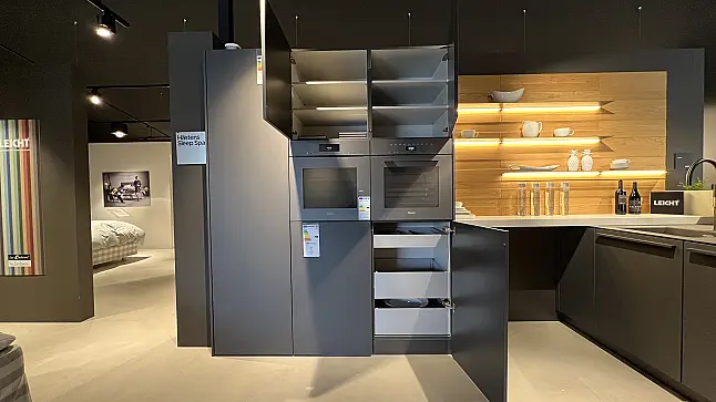 Musterküche von LEICHT in Carbongrau mit MIELE-Geräten + BORA PUXU2R