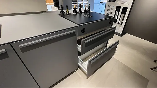 Musterküche von LEICHT in Carbongrau mit MIELE-Geräten + BORA PUXU2R