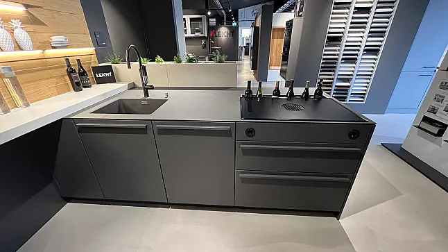 Musterküche von LEICHT in Carbongrau mit MIELE-Geräten + BORA PUXU2R