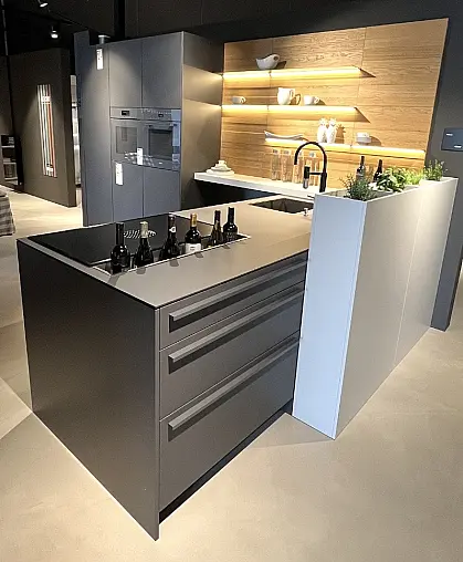 Musterküche von LEICHT in Carbongrau mit MIELE-Geräten + BORA PUXU2R