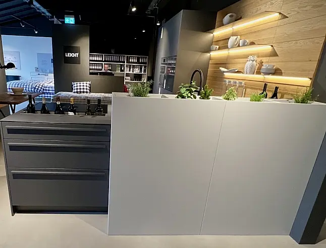 Musterküche von LEICHT in Carbongrau mit MIELE-Geräten + BORA PUXU2R