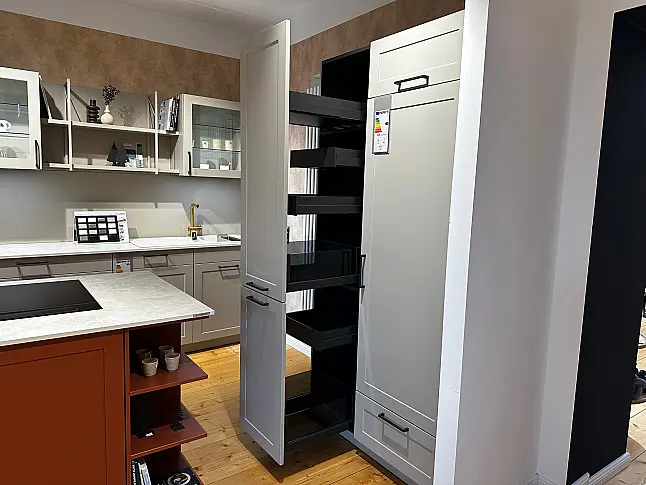 Landhausküche in eindrucksvoller Farbkombination