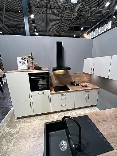 Messeküche mit Insel - Insel mit Spülenbereich und Sitzgelegenheit - hochgebauter Backofen - LED-Beleuchtung