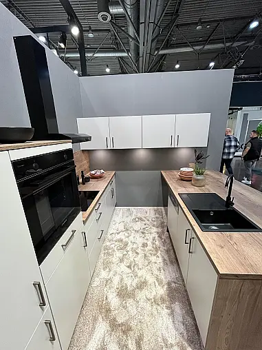 Messeküche mit Insel - Insel mit Spülenbereich und Sitzgelegenheit - hochgebauter Backofen - LED-Beleuchtung