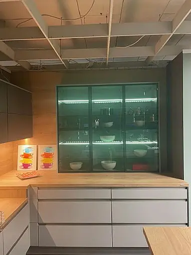 Moderne Einbauküche im Grauton mit Holz abgesetzt