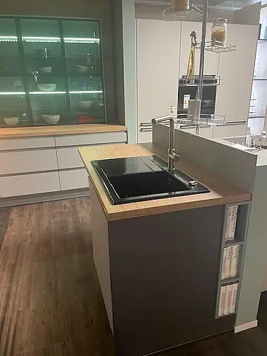 Moderne Einbauküche im Grauton mit Holz abgesetzt
