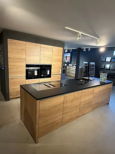 Moderne zeitlose Küche mit Insel