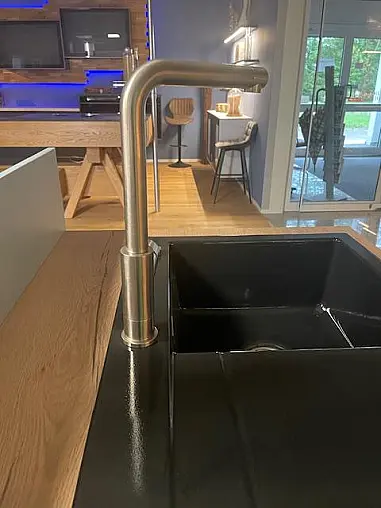 Moderne Einbauküche im Grauton mit Holz abgesetzt