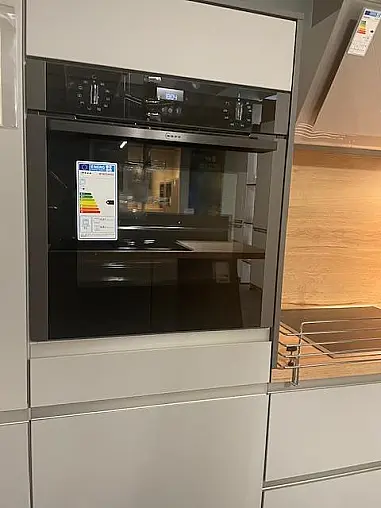 Moderne Einbauküche im Grauton mit Holz abgesetzt