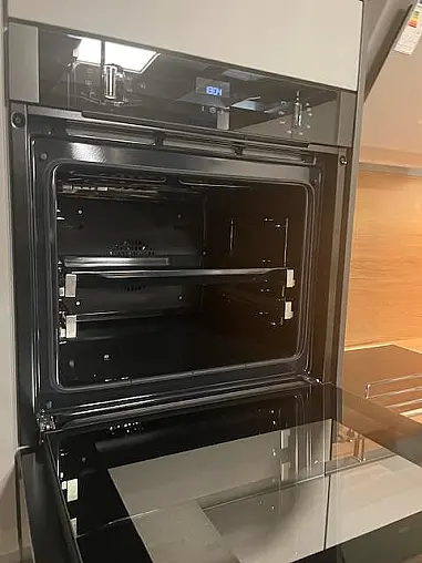 Moderne Einbauküche im Grauton mit Holz abgesetzt