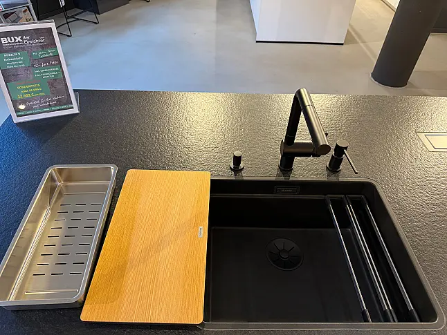 Moderne zeitlose Küche mit Insel