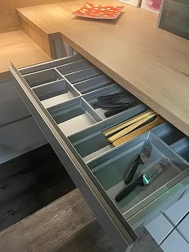 Moderne Einbauküche im Grauton mit Holz abgesetzt