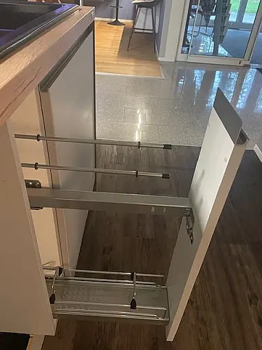 Moderne Einbauküche im Grauton mit Holz abgesetzt