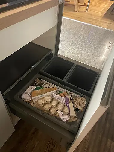 Moderne Einbauküche im Grauton mit Holz abgesetzt