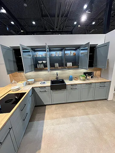 Exklusive Landhaus  Messeküche - einzigartige Planung  - XL- Schränke - viel LED-Beleuchtung- Stand nur 2 Tage ausgestellt !!!