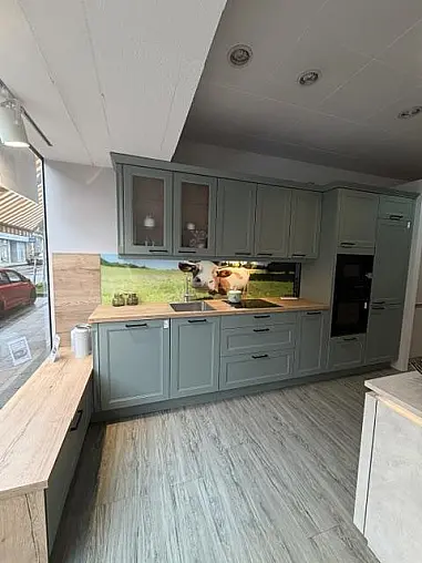Schöner Landhausstil mit außergewöhnlicher Glas Nischenverkleidung