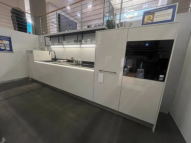 Ballerina Designküche Smart Glas Achatweiß mit schwarzer Keramik