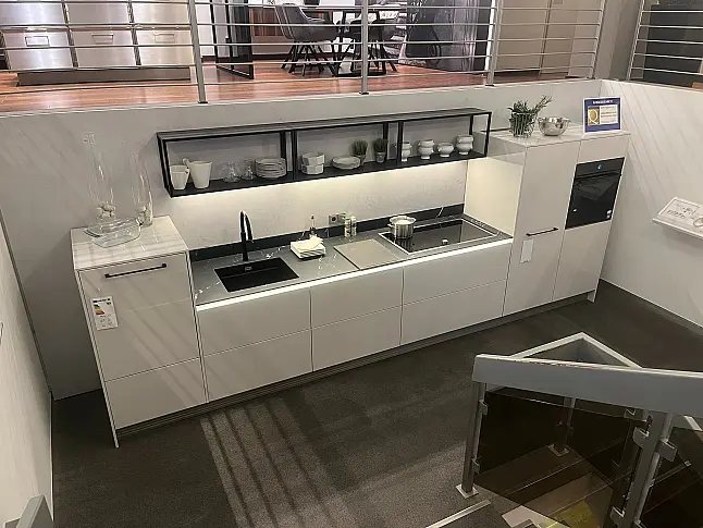 Ballerina Designküche Smart Glas Achatweiß mit schwarzer Keramik