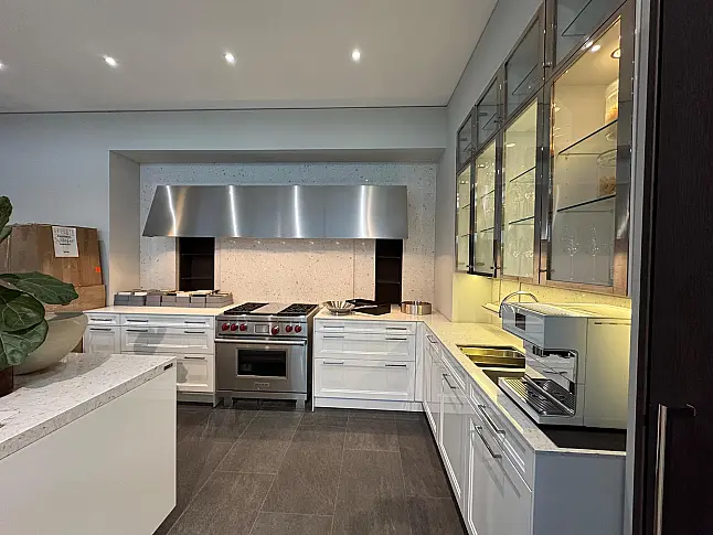 Exklusive, elegante, weiße Hochglanz-Küche von SieMatic mit Insel + Virtinen + Bartheke