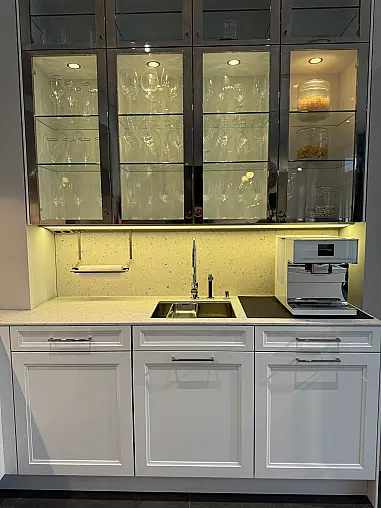 Exklusive, elegante, weiße Hochglanz-Küche von SieMatic mit Insel + Virtinen + Bartheke