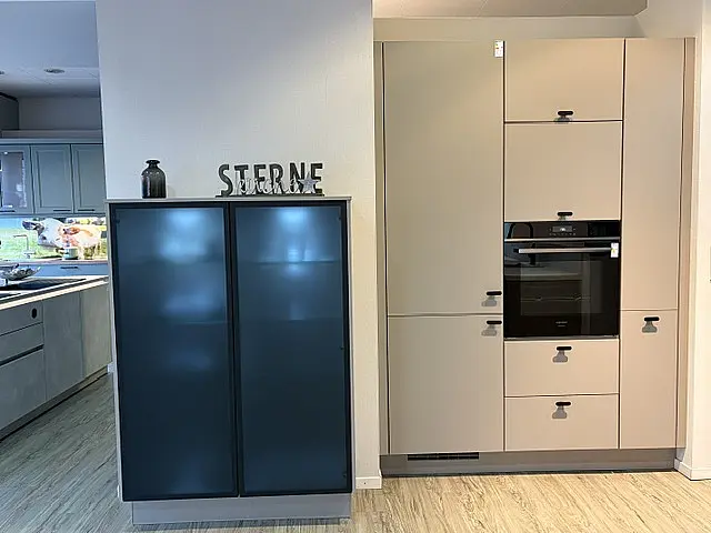 eleganter Schlammfarbton mit schwarzen Akzenten