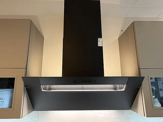eleganter Schlammfarbton mit schwarzen Akzenten