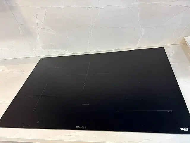 eleganter Schlammfarbton mit schwarzen Akzenten