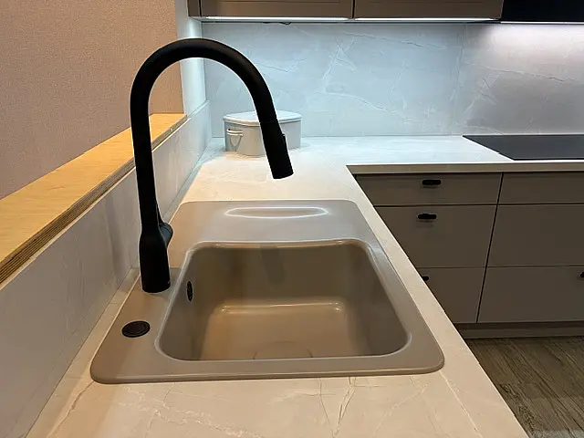 eleganter Schlammfarbton mit schwarzen Akzenten